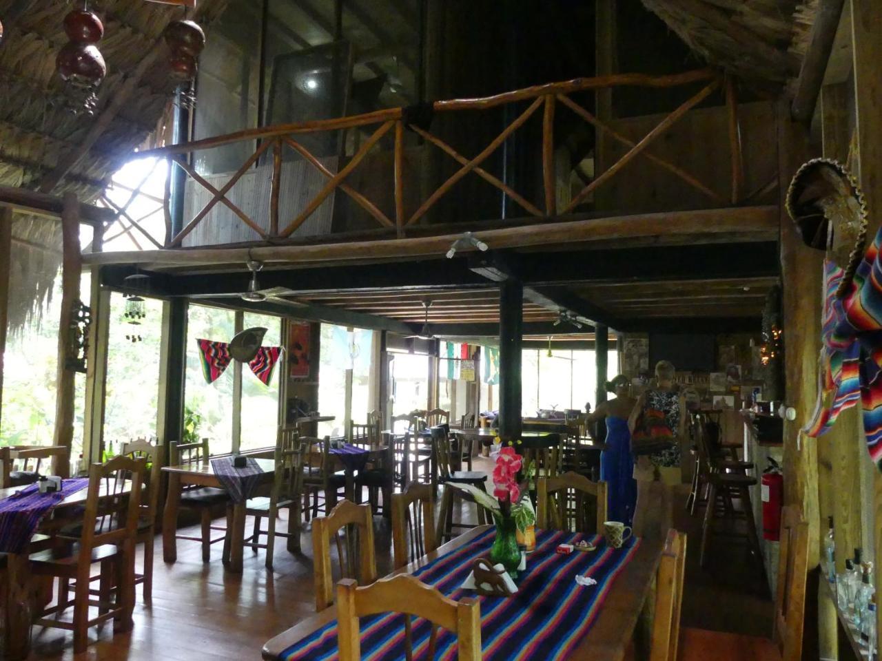 Hotel Kangaroo Y Restaurante Rio Dulce Town Exterior foto