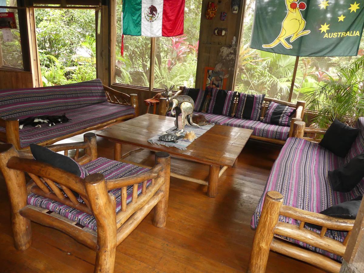 Hotel Kangaroo Y Restaurante Rio Dulce Town Exterior foto