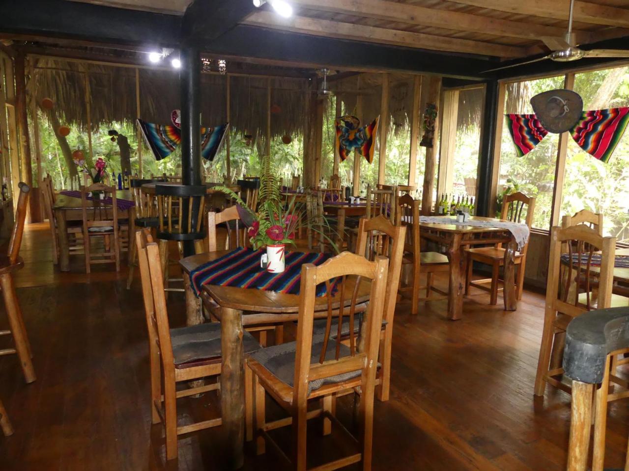 Hotel Kangaroo Y Restaurante Rio Dulce Town Exterior foto